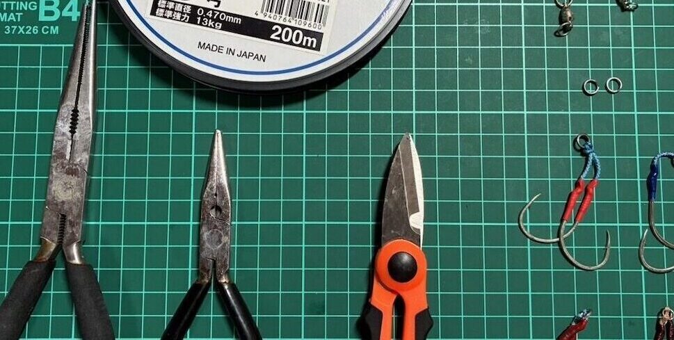 ジギングで使うプライヤー、ハサミ、リーダー、フックとリング