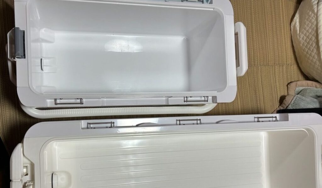 ふたを開けて並べた35Lと60Lのクーラーボックス