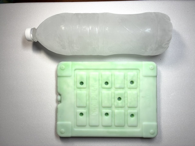 凍らせたペットボトルと緑色の保冷剤を並べた様子