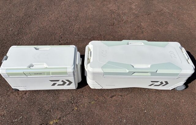 横に並べた35Lと60Lのクーラーボックス