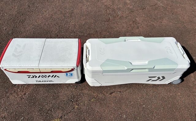横に並べた40Lと60Lのクーラーボックス