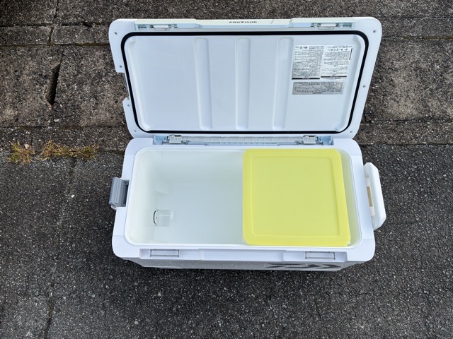プルーフケースを入れた35Lのクーラーボックス