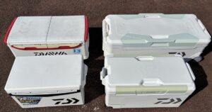 並べて置いた大きさの違う4台のクーラーボックス